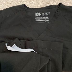 Figs XXS black top and XS Kade Cargo Pants (hemmed)